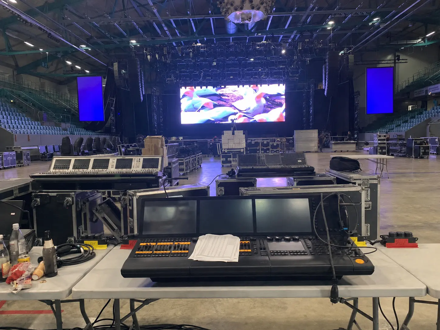 Bildregie vor großen LED-Flächen in einer Arena